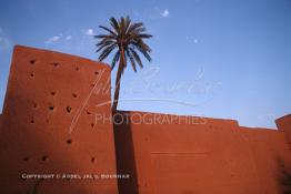 Image du Maroc Professionnelle de  Les remparts de Marrakech sont construits entièrement en pisé selon une technique séculaire par l'Almoravide Ali Ben Youssef au début de XIIème siècle pour se protéger des attaques extérieures. cette muraille s' étend sur dix-neuf kilomètres et atteint par endroit près de huit mètres de hauteur, Mardi 19 Août 1997. ((Photo / Abdeljalil Bounhar) 